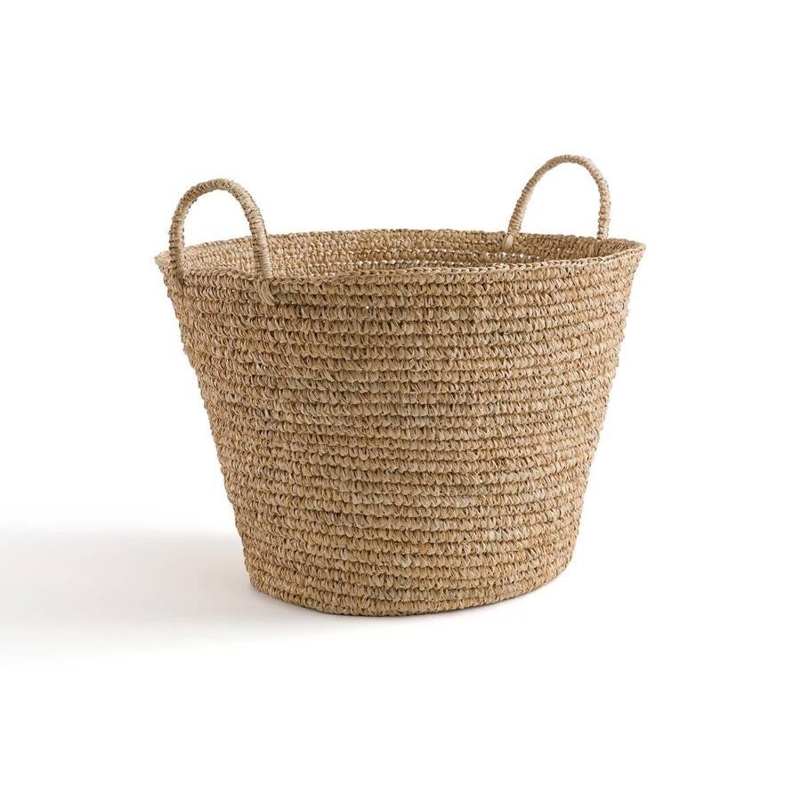 3. Cesto de rafia. Para la leña, como macetero, para las toallas o las mantas de sofá, como revistero… Buenos aliados de esta decoración, tienen un hueco de honor en todas las estancias, incluidas las habitaciones infantiles. Este de La Redoute Interieurs se llama Jak y es de rafia (115 €).