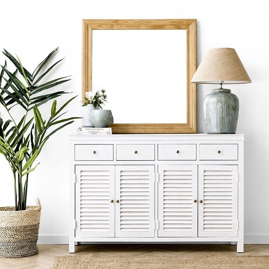 5. Espejo de madera. El espejo de madera Nima (90 x 90 cm) es perfecto para crear un ambiente acogedor y único en el recibidor o el dormitorio. De Kenay Home, 169 €. La consola con puertas de persiana blancas con efecto decapado es de la misma tienda y vale 349 €.