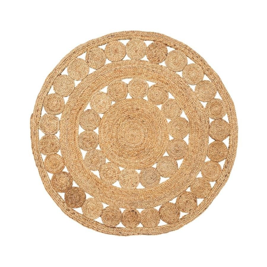 7. Alfombra de yute. En la zona de los sofás, el dormitorio, el comedor o el recibidor, las alfombras tienen la capacidad de hacer más cálidos y apetecibles los ambientes. En las casas de campo, las de fibras vegetales, como la Bulik de yute de El Corte Inglés (79,95 €), no pueden faltar.