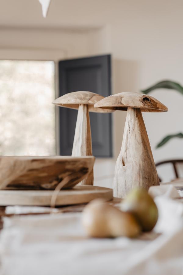 9. Accesorios de madera. Desde jarrones hasta tablas de cortar o adornos. La madera es el material estrella de las casas de campo por su naturalidad y autenticidad. Hongos de 20 x 30 cm (21,99 €) y tabla redonda de 30 x 30 x 8 cm (24,99 €) en Muy mucho.