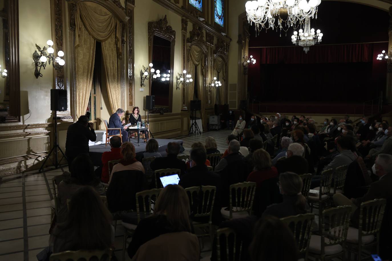 La presencia de Paloma Sánchez-Garnica en el Foro Cultural de ABC Córdoba, en imágenes