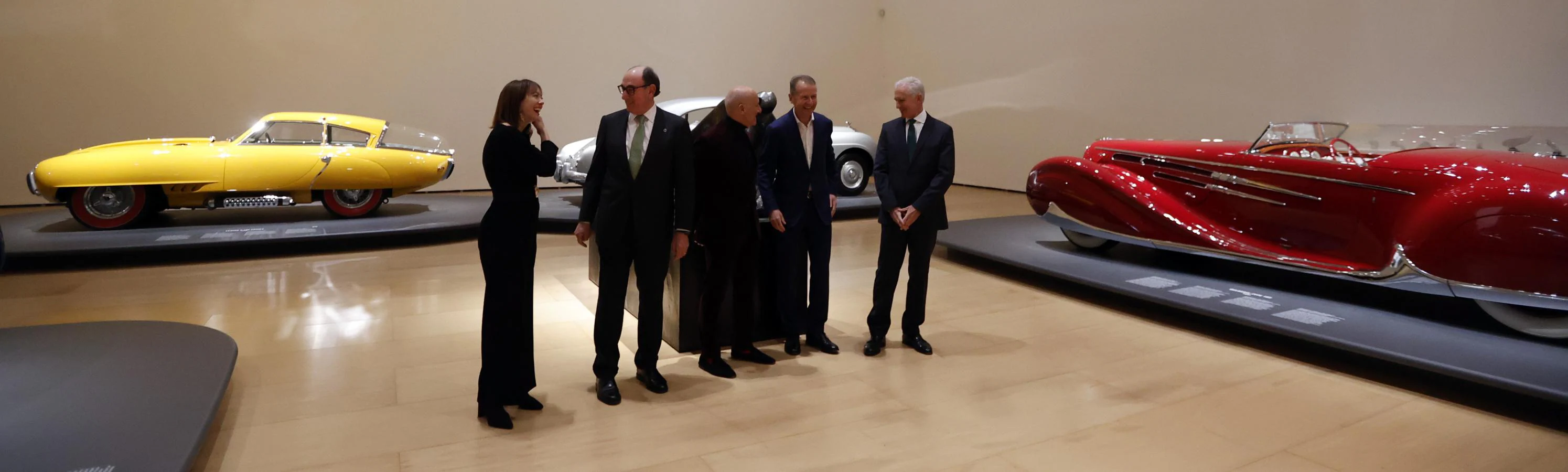 Los comisarios Norman Foster, (c) y Lekha Hileman (i) junto al presidente de Iberdrola, Ignacio Galán (2i) el CEO del grupo Volkswagen Herbert Diess, (2d) y el director del museo Juan Ignacio Vidarte, (d). 