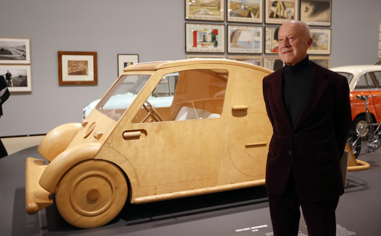 El arquitecto británico Norman Foster es el comisario de esta exposión de automóviles, novedoso objeto de museo. 
