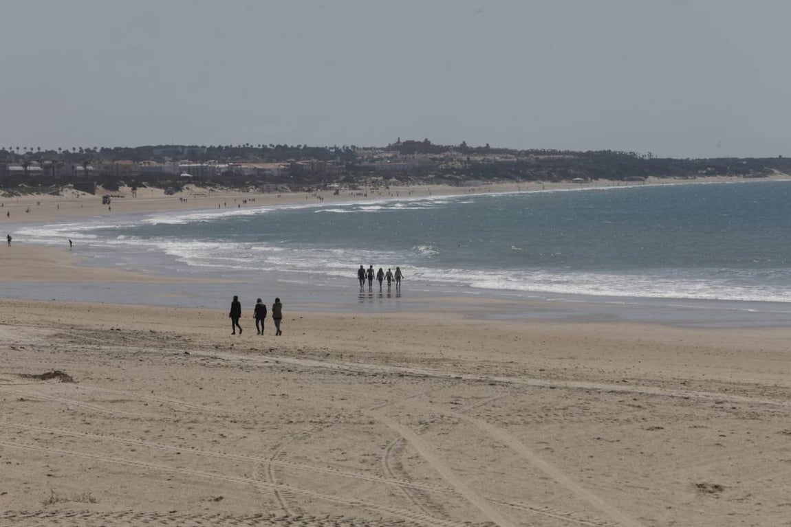 En imágenes: Así está la playa de La Barrosa en Chiclana para la Semana Santa 2022