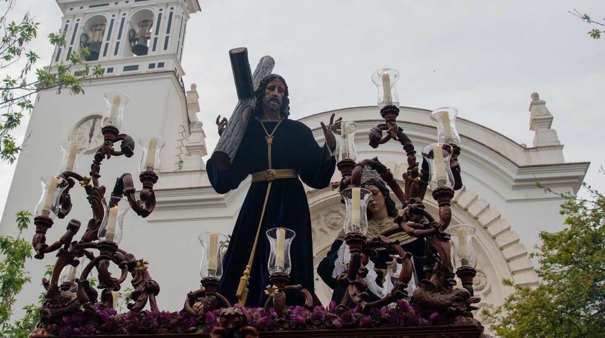 La hermandad de la Misión llena de esperanza el Hospital Virgen del Rocío de Sevilla