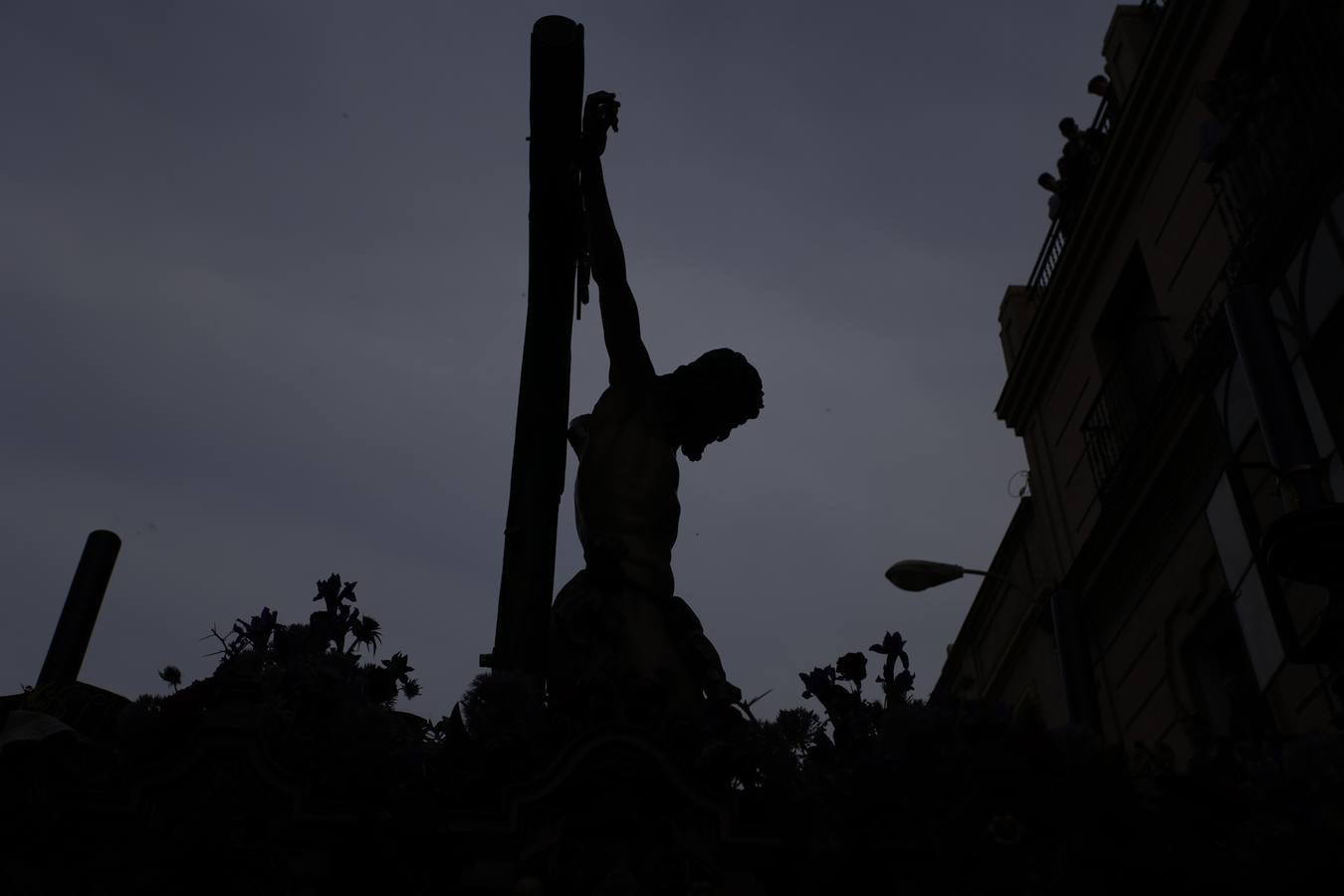 La hermandad de Pasión y Muerte saliendo de la iglesia de los Salesianos de Triana. JUAN FLORES