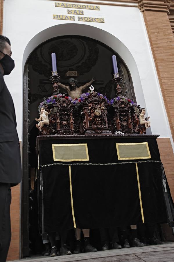 La hermandad de Pasión y Muerte saliendo de la iglesia de los Salesianos de Triana. JUAN FLORES