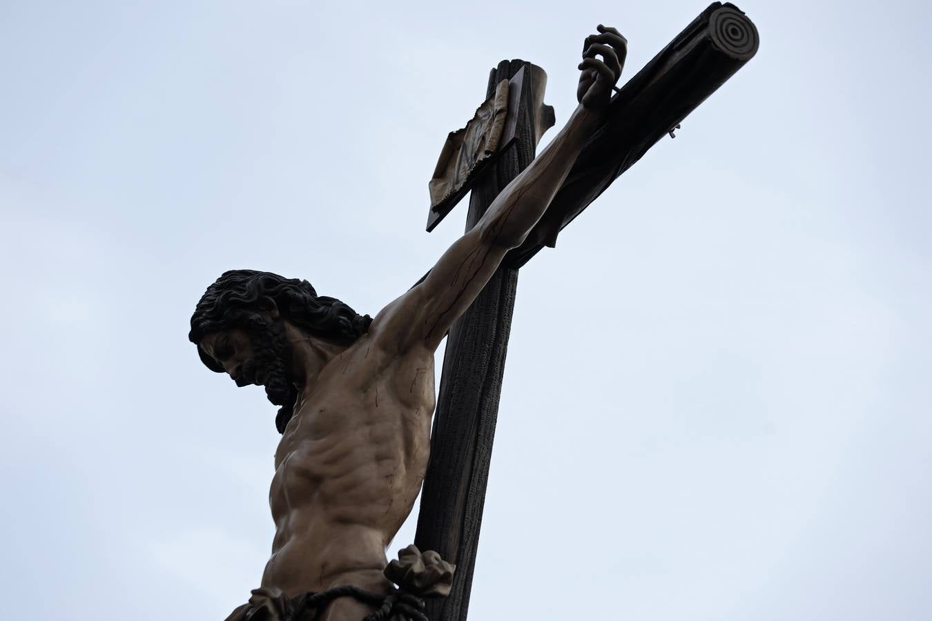 La hermandad de Pasión y Muerte saliendo de la iglesia de los Salesianos de Triana. JUAN FLORES