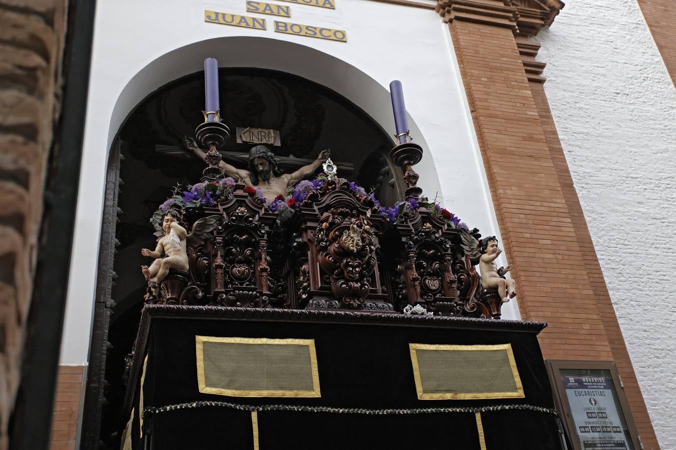 La hermandad de Pasión y Muerte saliendo de la iglesia de los Salesianos de Triana. JUAN FLORES