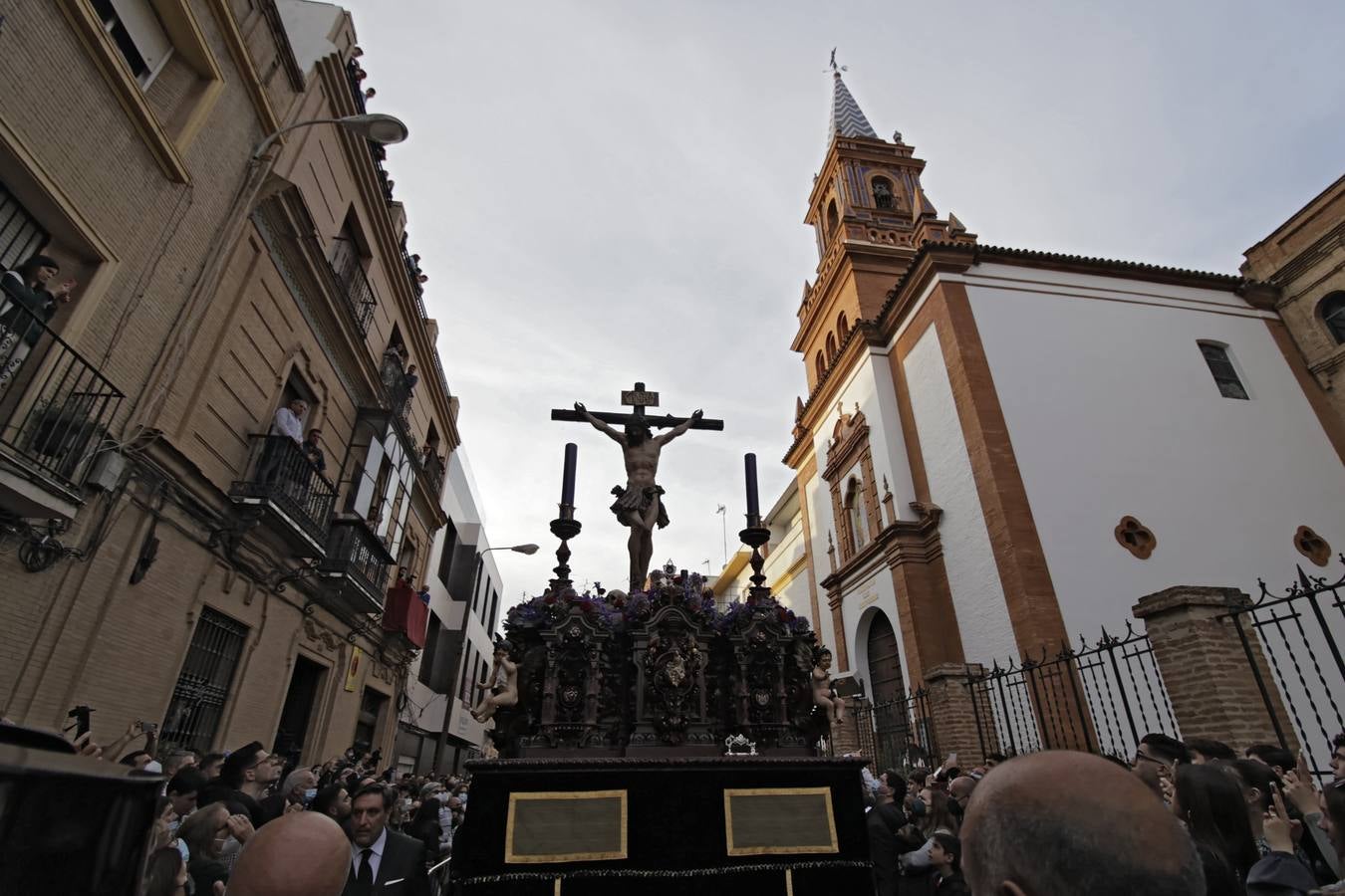 La hermandad de Pasión y Muerte saliendo de la iglesia de los Salesianos de Triana. JUAN FLORES