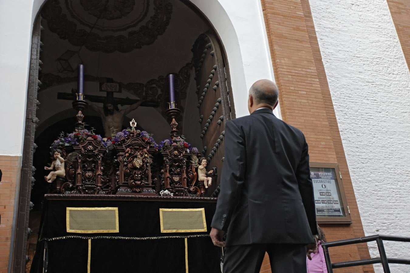 La hermandad de Pasión y Muerte saliendo de la iglesia de los Salesianos de Triana. JUAN FLORES