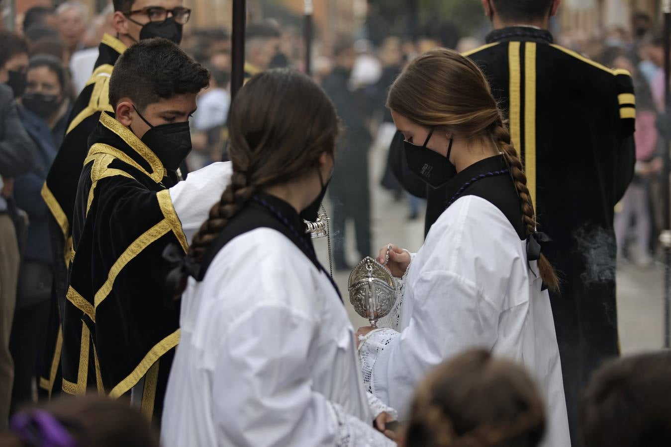 La hermandad de Pasión y Muerte saliendo de la iglesia de los Salesianos de Triana. JUAN FLORES