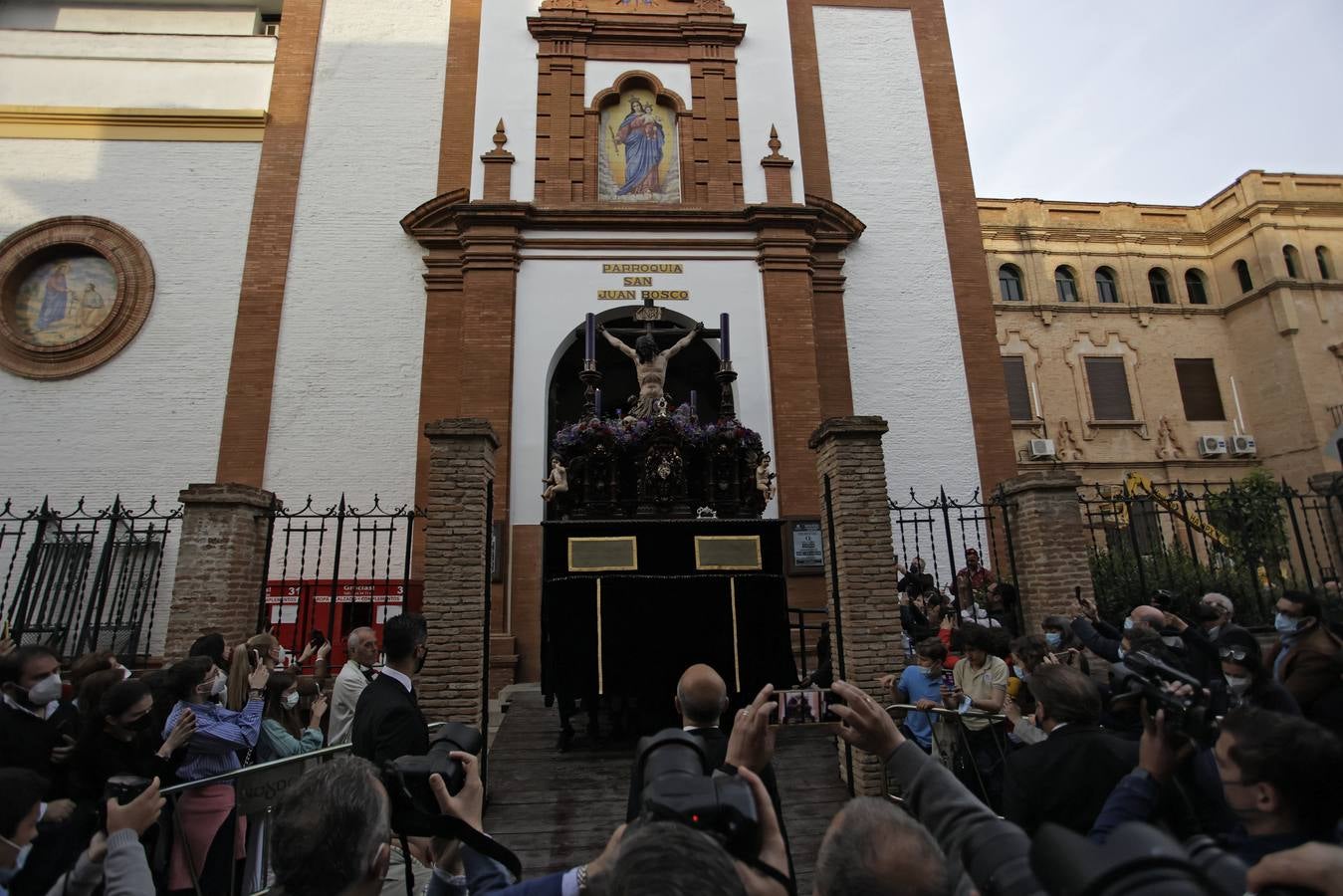 La hermandad de Pasión y Muerte saliendo de la iglesia de los Salesianos de Triana. JUAN FLORES