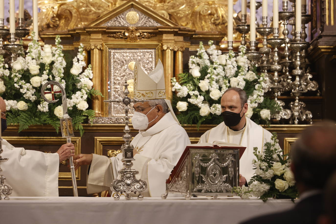 En imágenes, el presidente de la Junta en la misa del Viernes de Dolores en Córdoba