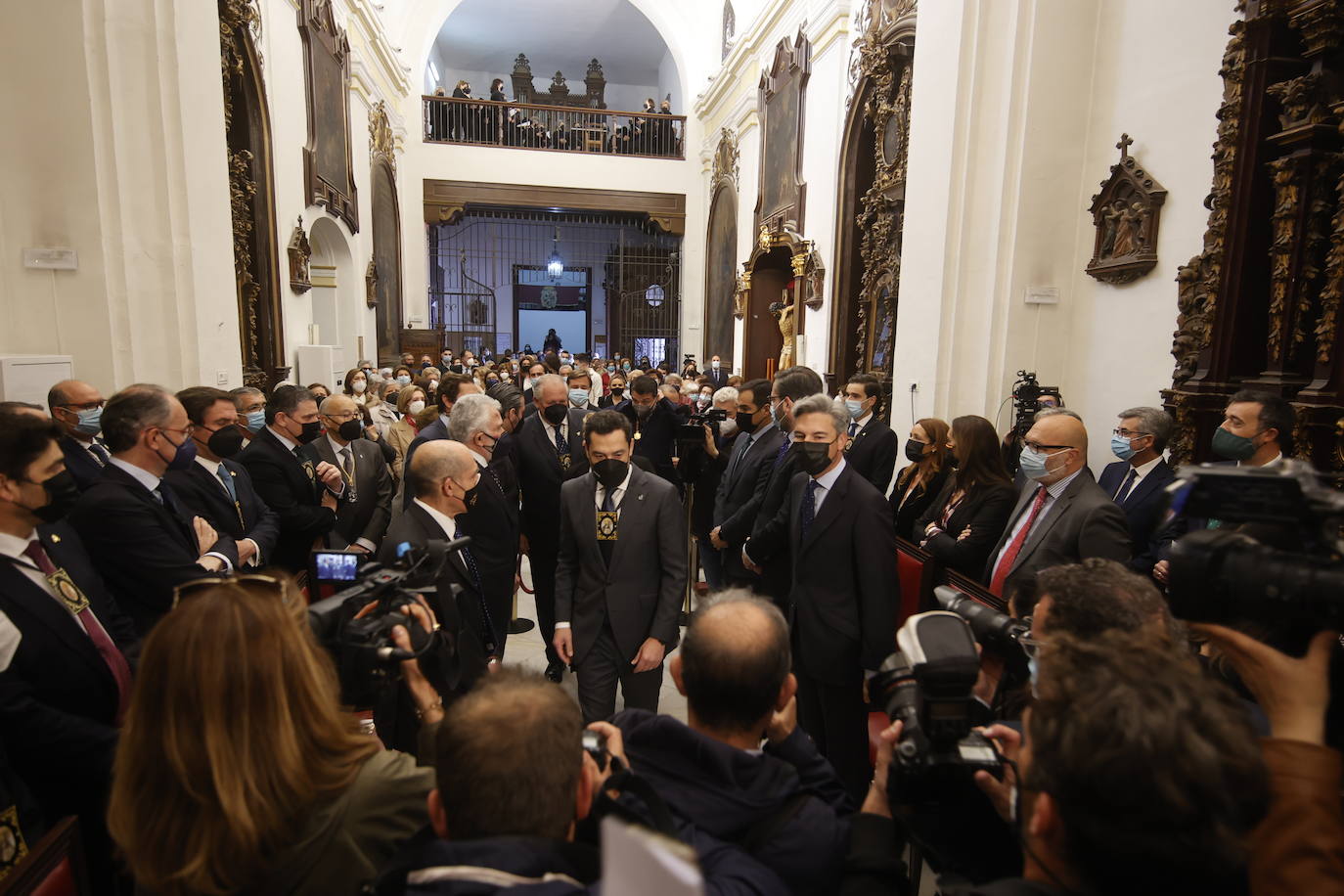 En imágenes, el presidente de la Junta en la misa del Viernes de Dolores en Córdoba