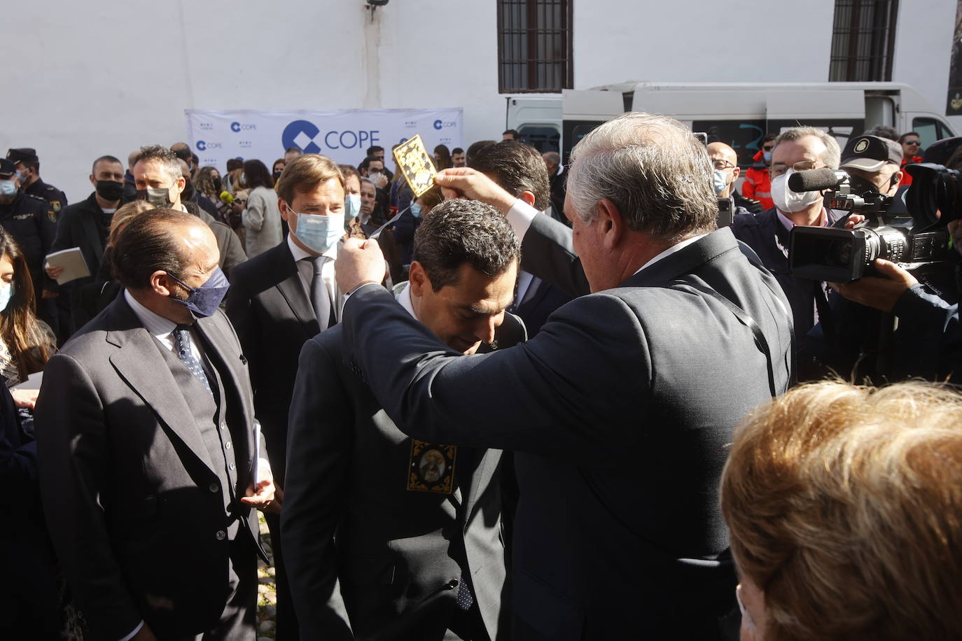 En imágenes, el presidente de la Junta en la misa del Viernes de Dolores en Córdoba