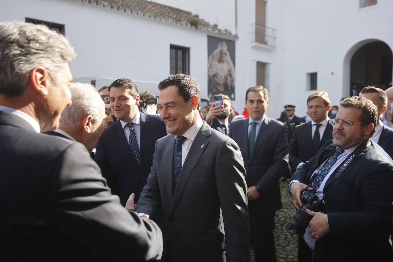 En imágenes, el presidente de la Junta en la misa del Viernes de Dolores en Córdoba