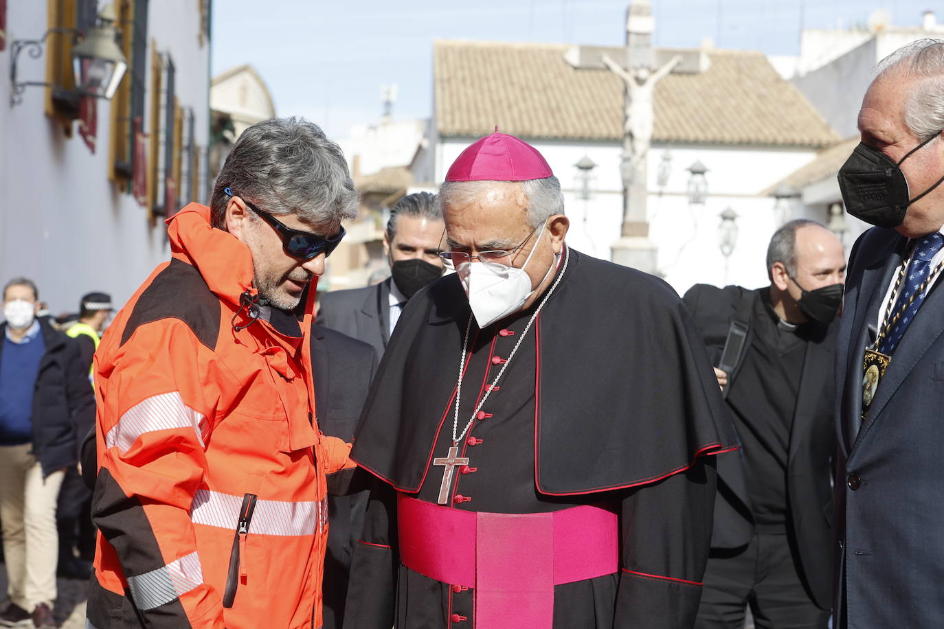 En imágenes, el presidente de la Junta en la misa del Viernes de Dolores en Córdoba