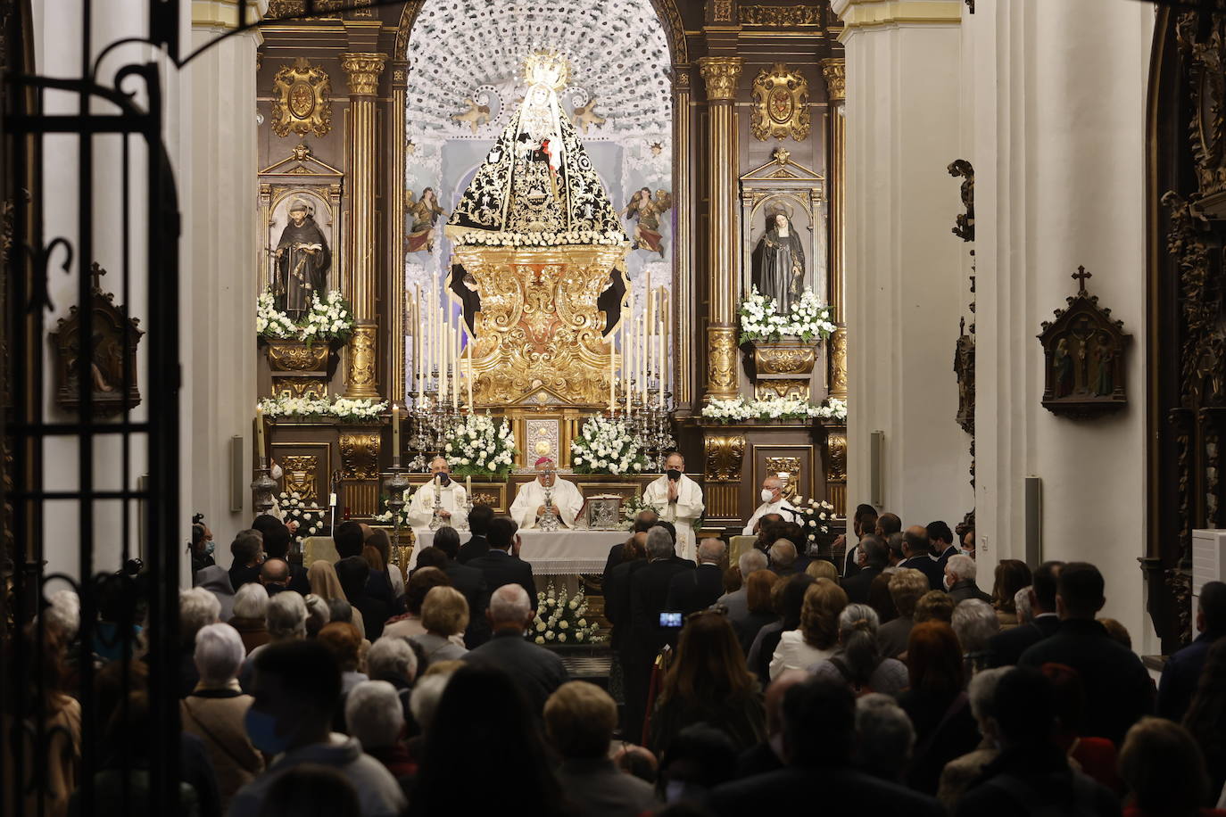 En imágenes, el presidente de la Junta en la misa del Viernes de Dolores en Córdoba