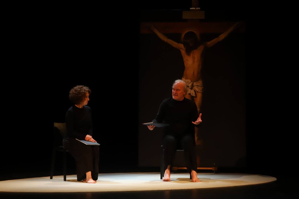 El místico montaje en que Lluis Homar y Adriana Ozores ponen voz a San Juan de la Cruz, imágenes