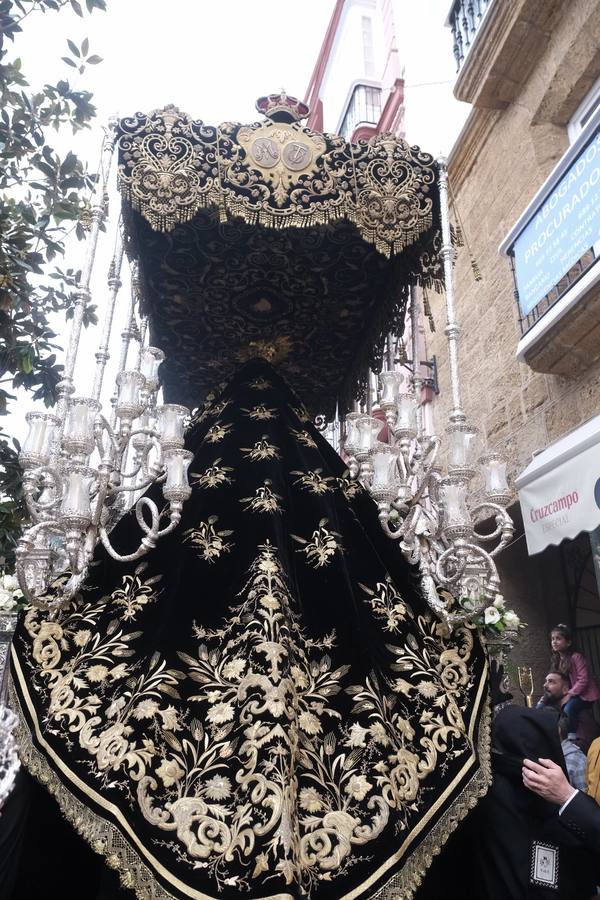 FOTOS: Procesión de Servitas el Viernes de Dolores, en la Semana Santa de Cádiz 2022