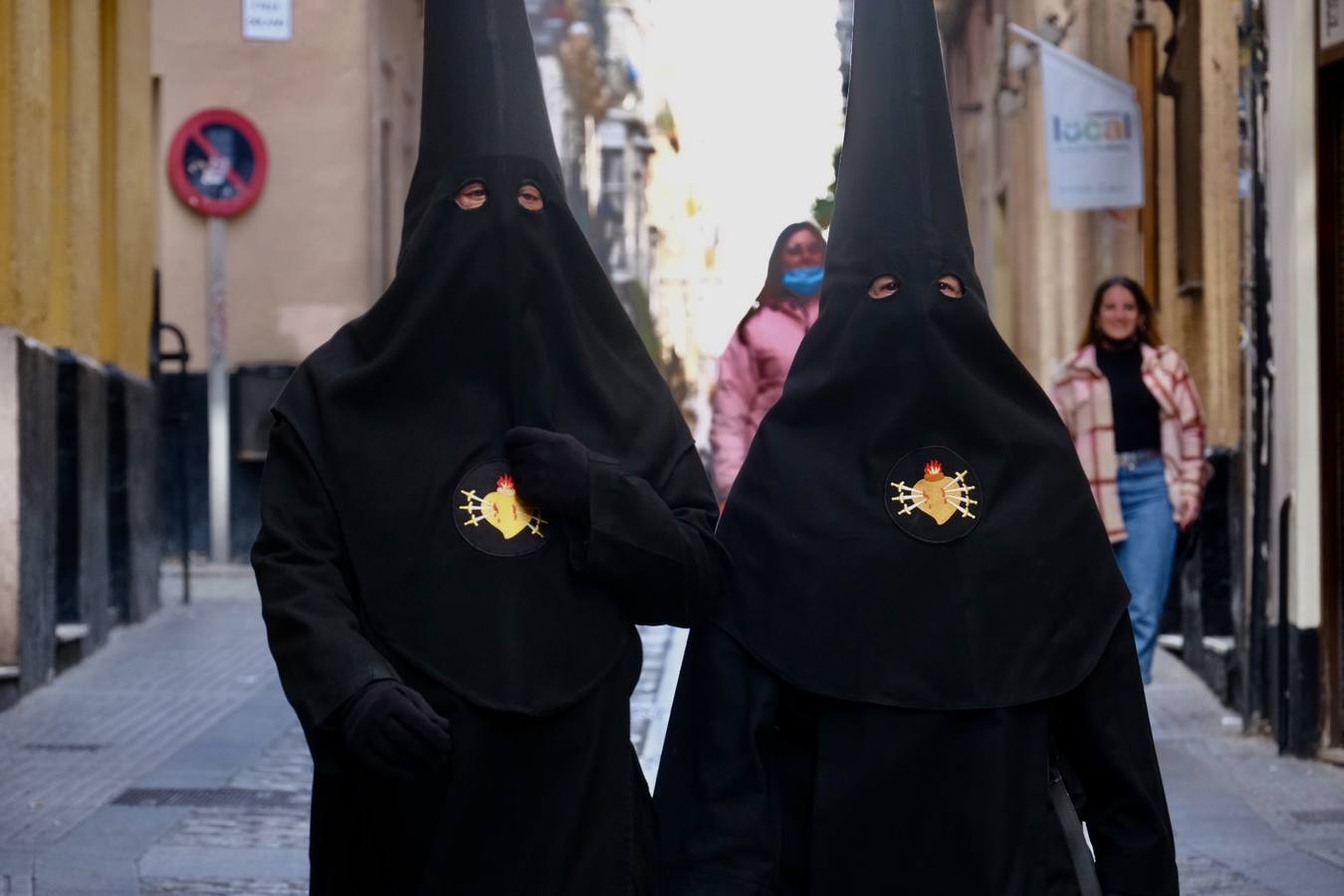 FOTOS: Procesión de Servitas el Viernes de Dolores, en la Semana Santa de Cádiz 2022