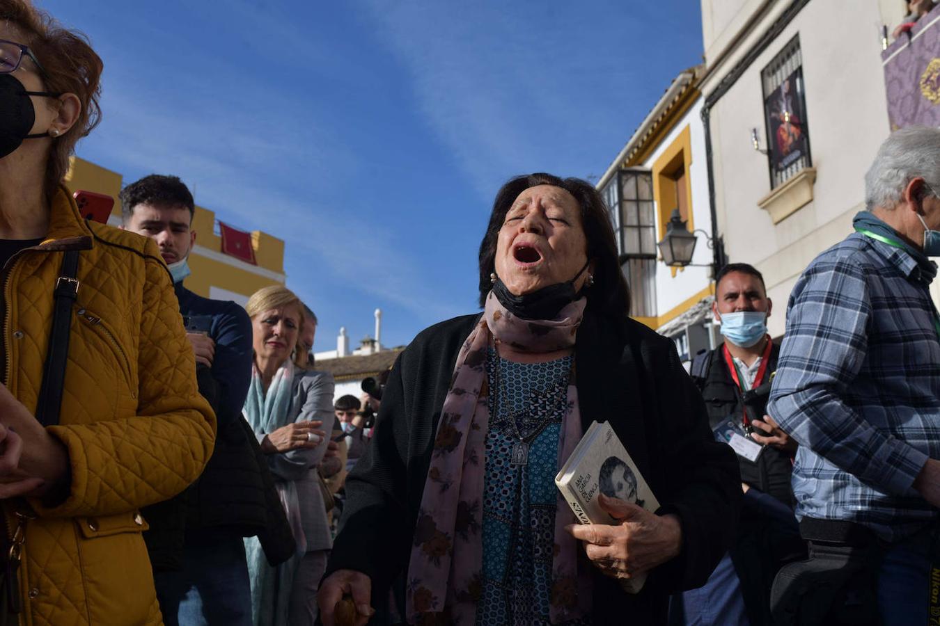 Varios fieles observan el paso de la Hermandad y Cofradía de Nuestro Padre Jesús de los Reyes en su Entrada Triunfal en Jerusalén, María Santísima de la Victoria y Nuestra Señora de la Palma, en Córdoba. 