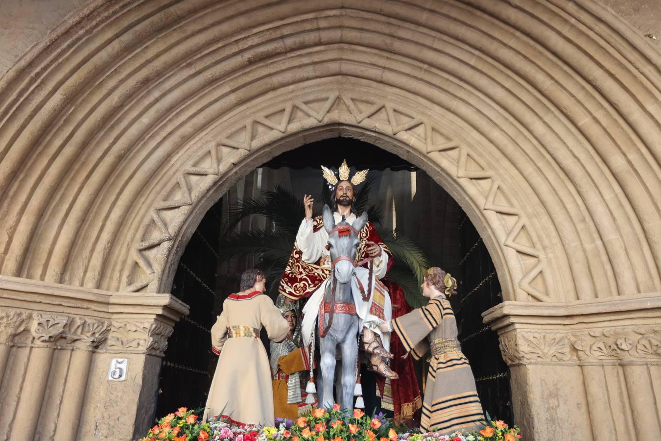 La vibrante salida de la Borriquita en el Domingo de Ramos de Córdoba, en imágenes