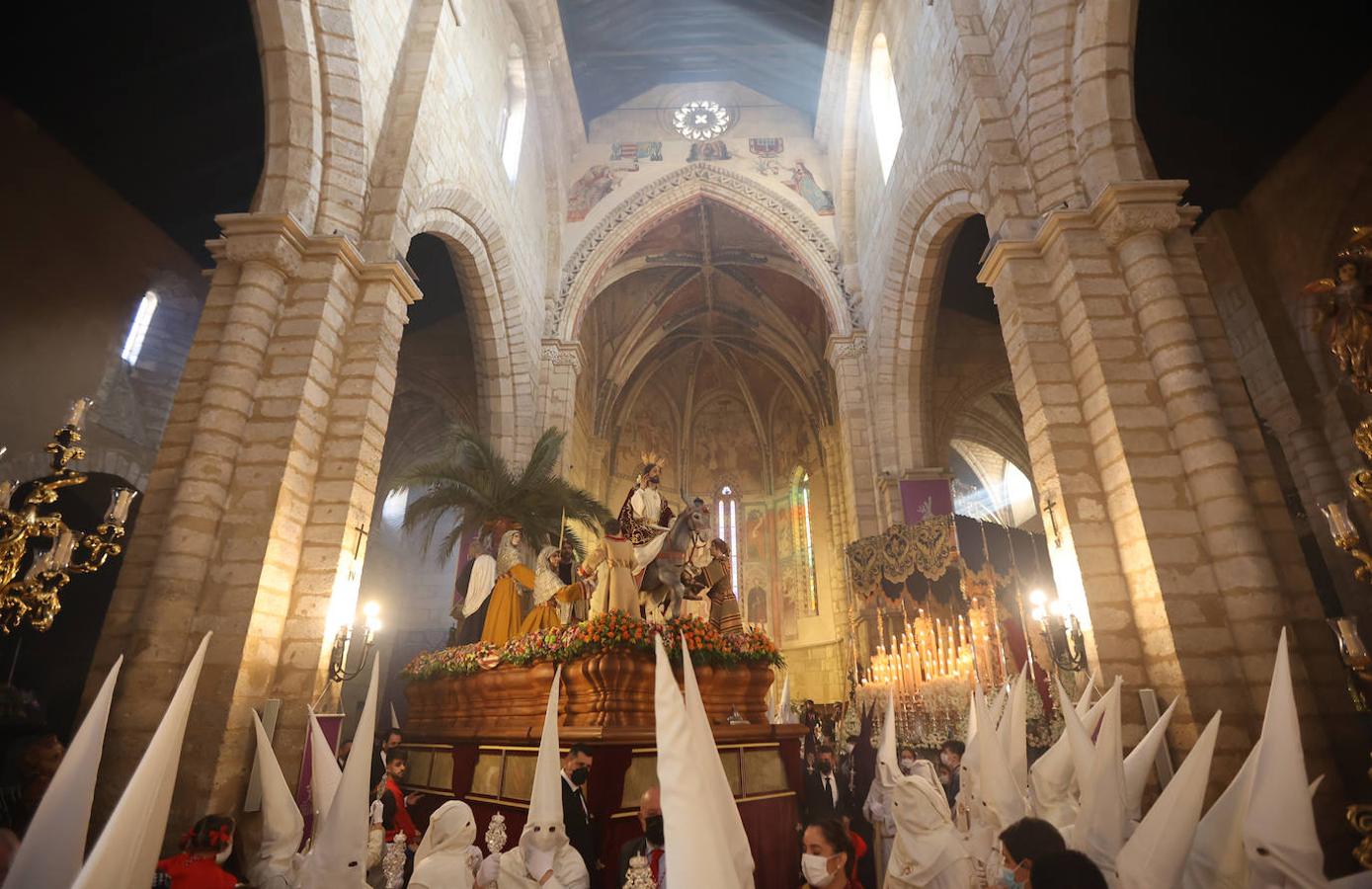 La vibrante salida de la Borriquita en el Domingo de Ramos de Córdoba, en imágenes