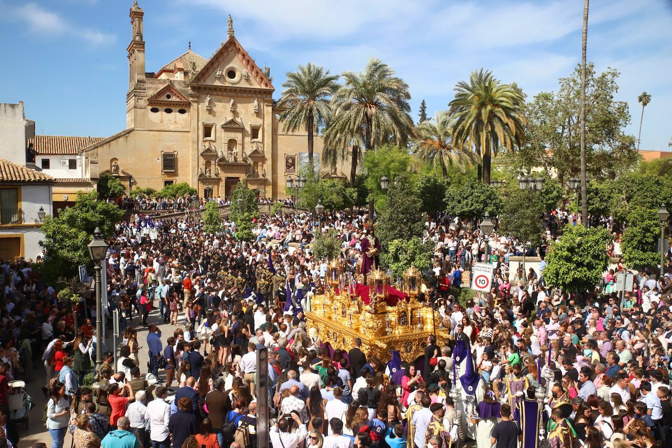 El imágenes, el Rescatado reparte su gracia el Domingo de Ramos en Córdoba