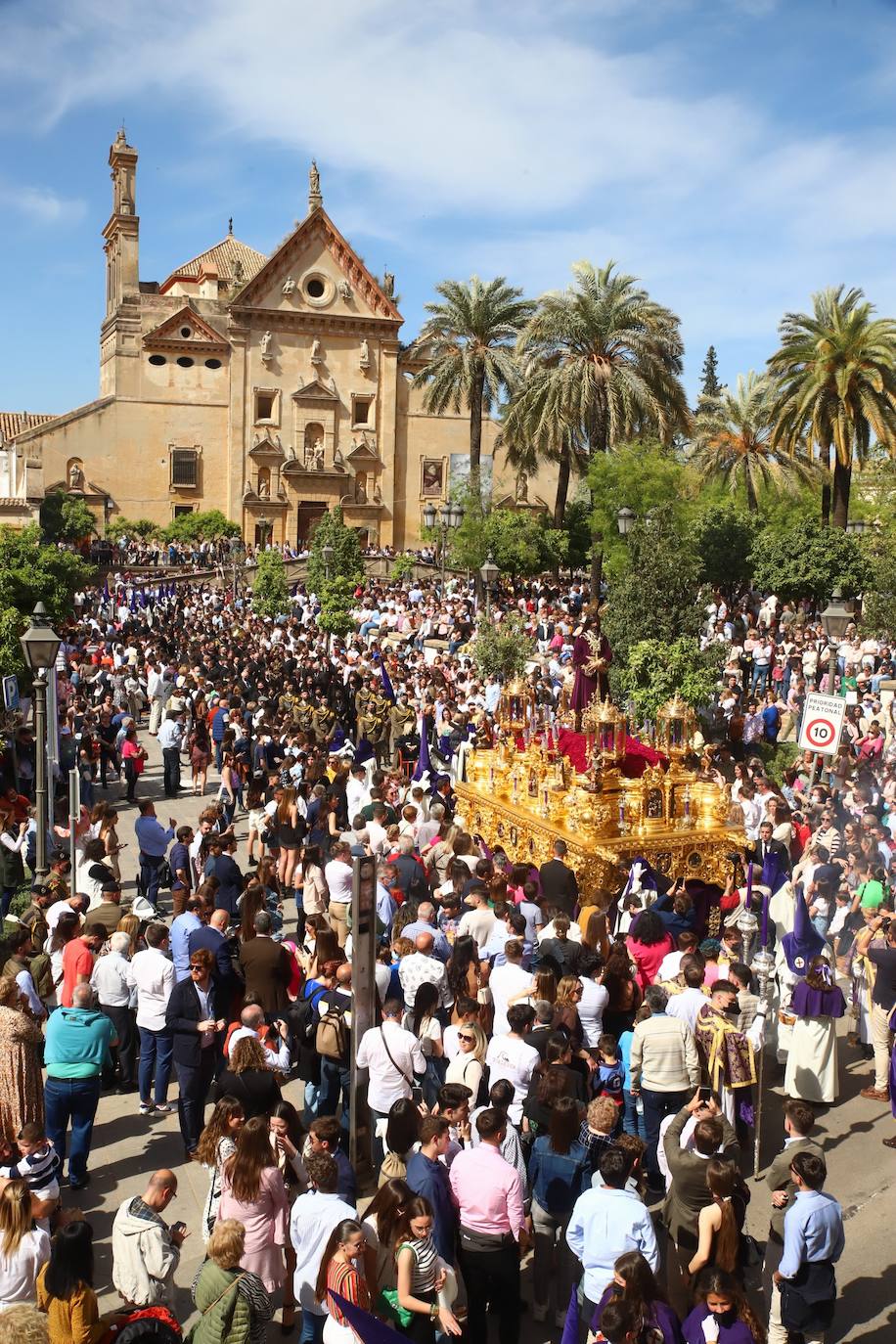 El imágenes, el Rescatado reparte su gracia el Domingo de Ramos en Córdoba