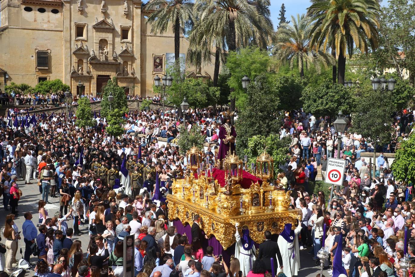 El imágenes, el Rescatado reparte su gracia el Domingo de Ramos en Córdoba