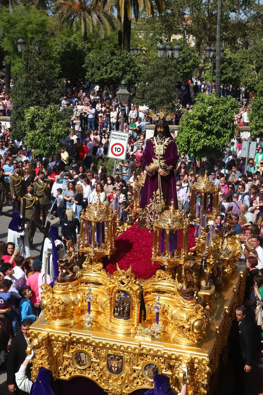 El imágenes, el Rescatado reparte su gracia el Domingo de Ramos en Córdoba