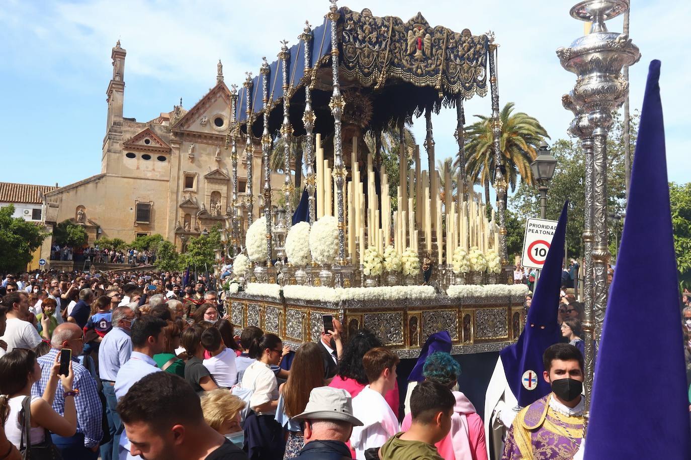 El imágenes, el Rescatado reparte su gracia el Domingo de Ramos en Córdoba