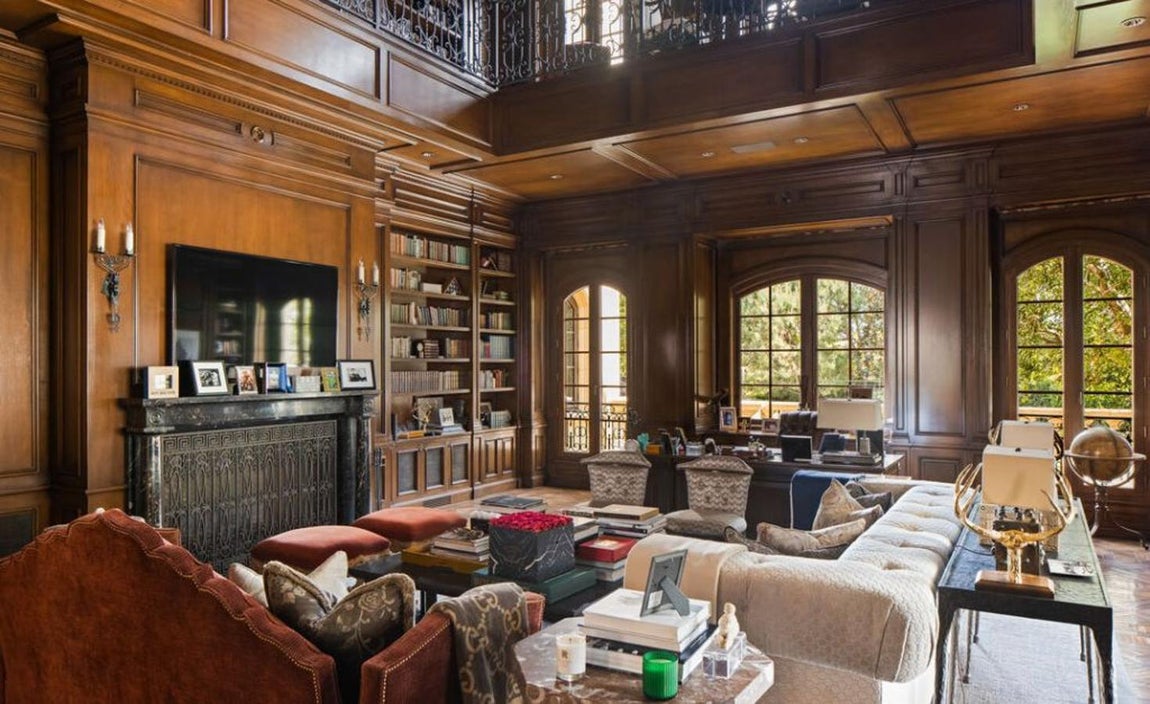 La mansión que Mark Wahlberg vende por 40 millones. Incluye además una majestuosa biblioteca con un estilo más clásico, revestida de madera, con un amplio despacho.
