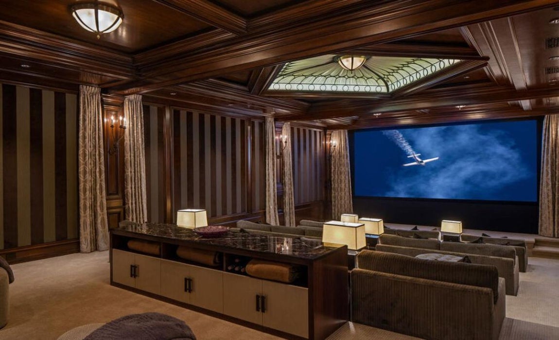 La mansión que Mark Wahlberg vende por 40 millones. Al lado de la biblioteca se encuentra una sala de cine con capacidad para quince personas que no tiene nada que envidiar a las salas comerciales.