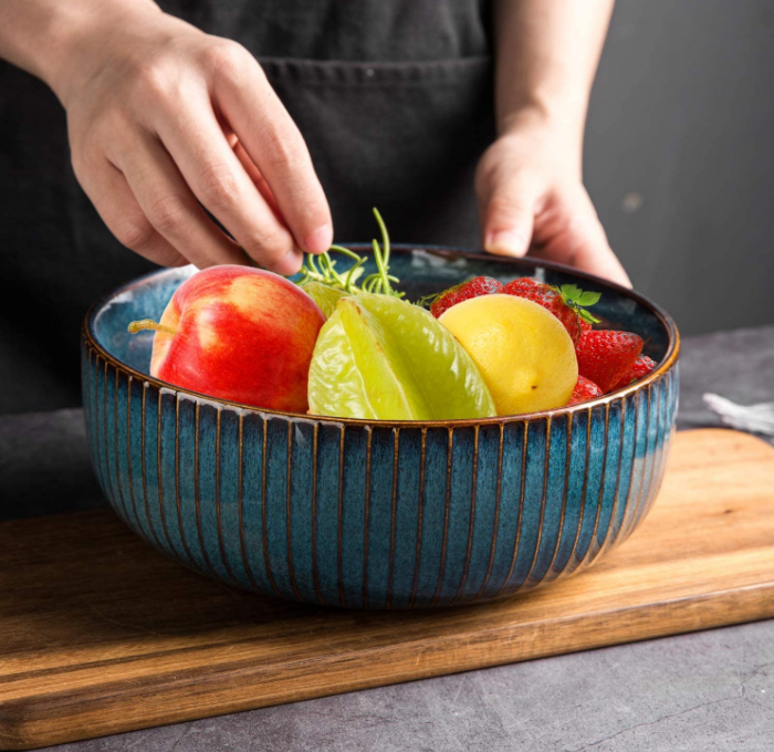 Ensaladera de cerámica. Esta ensaladera de cerámica está hecha de cerámica resistente y gruesa. Su diseño único es una decoración perfecta, ya sea en la cocina o en la sala de estar. Puedes encontrarla en Amazon.