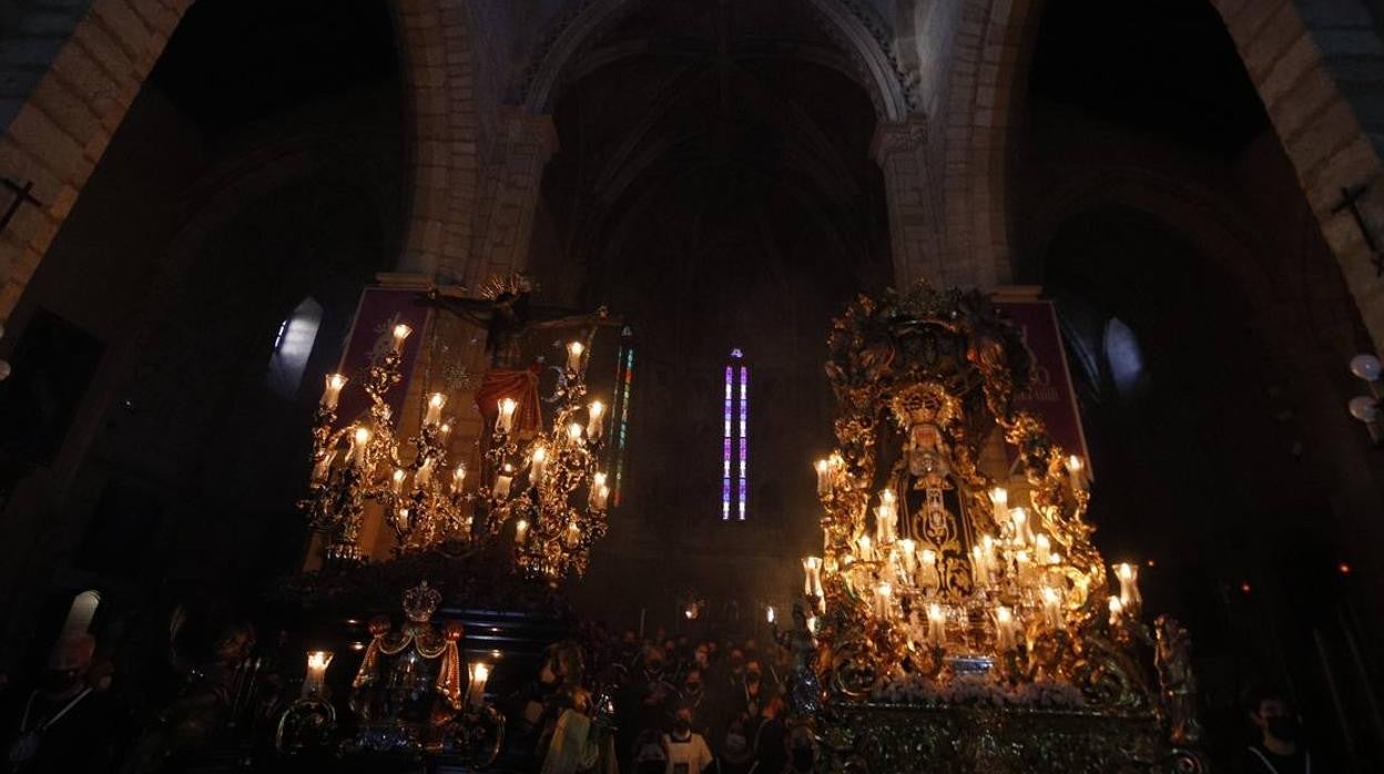 Las sobrias imágenes de Ánimas en el interior de San Lorenzo este Lunes Santo