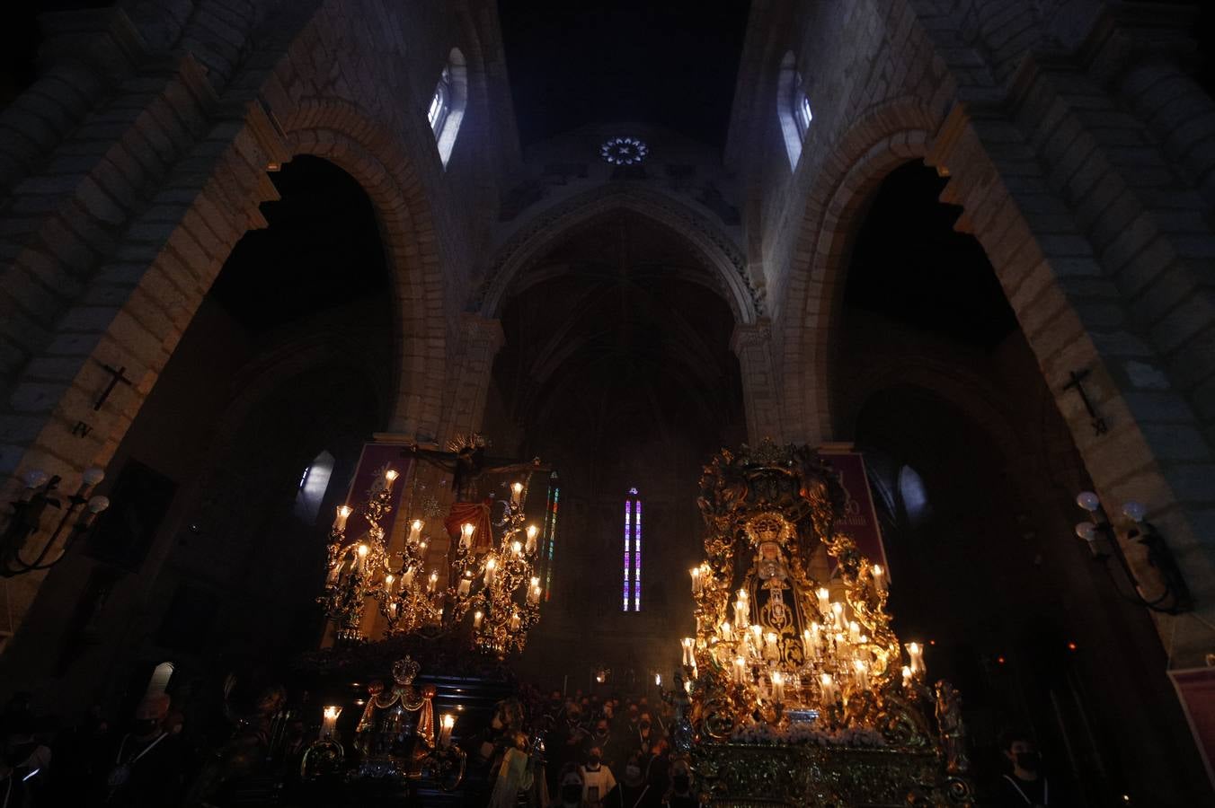 Las sobrias imágenes de Ánimas en el interior de San Lorenzo este Lunes Santo