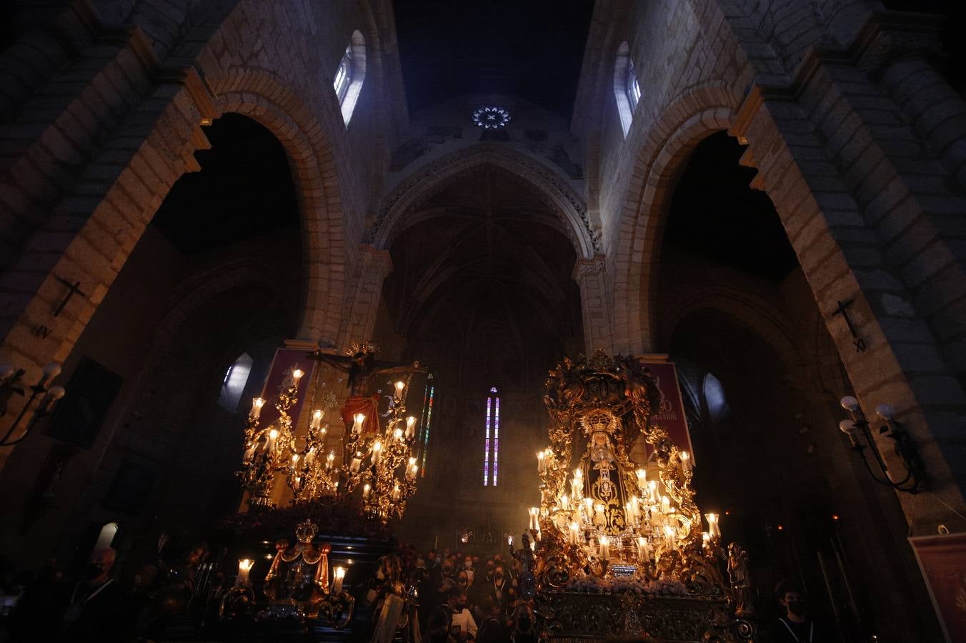 Las sobrias imágenes de Ánimas en el interior de San Lorenzo este Lunes Santo