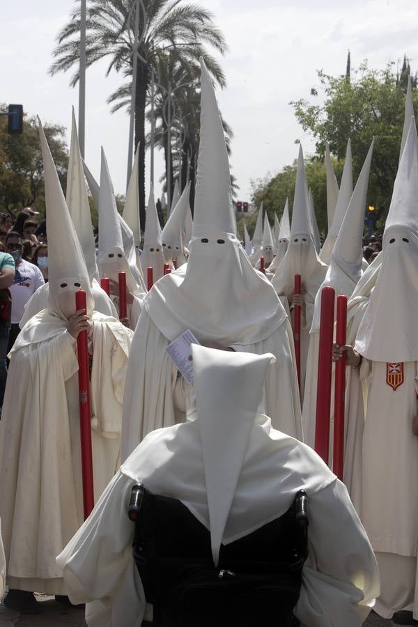 Lunes Santo | Bulla, devoción y todo un barrio tras la Merced de Córdoba, en imágenes