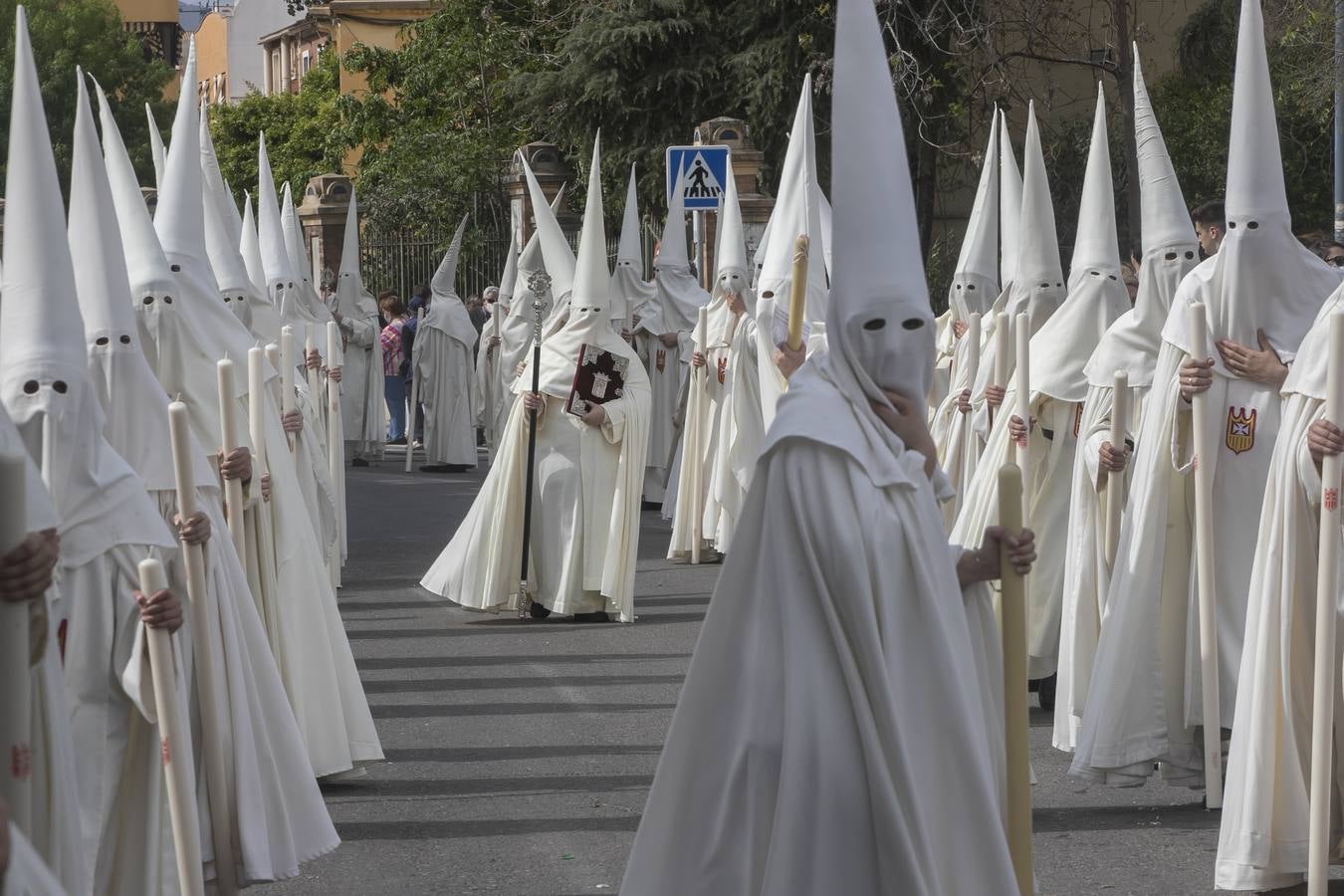 Lunes Santo | Bulla, devoción y todo un barrio tras la Merced de Córdoba, en imágenes