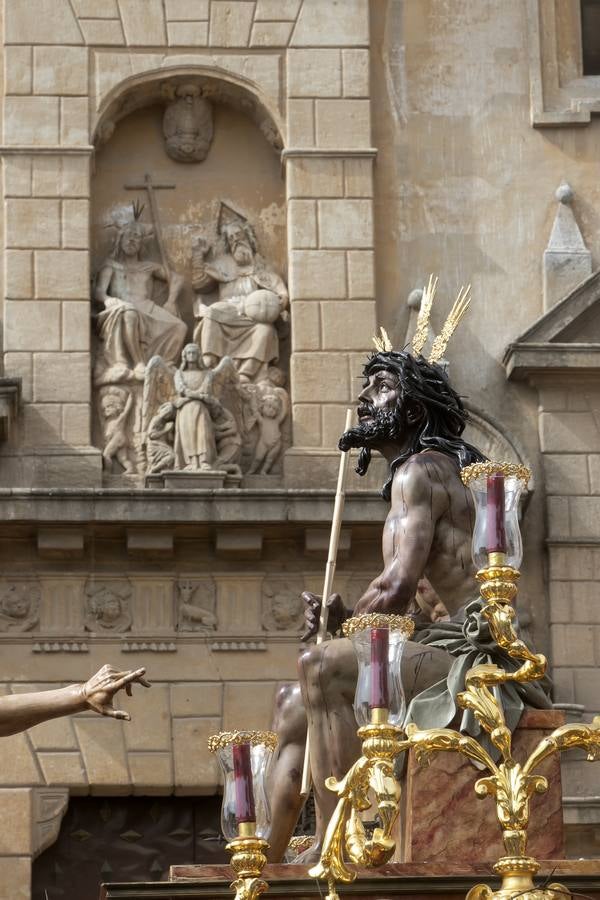 Lunes Santo | Bulla, devoción y todo un barrio tras la Merced de Córdoba, en imágenes