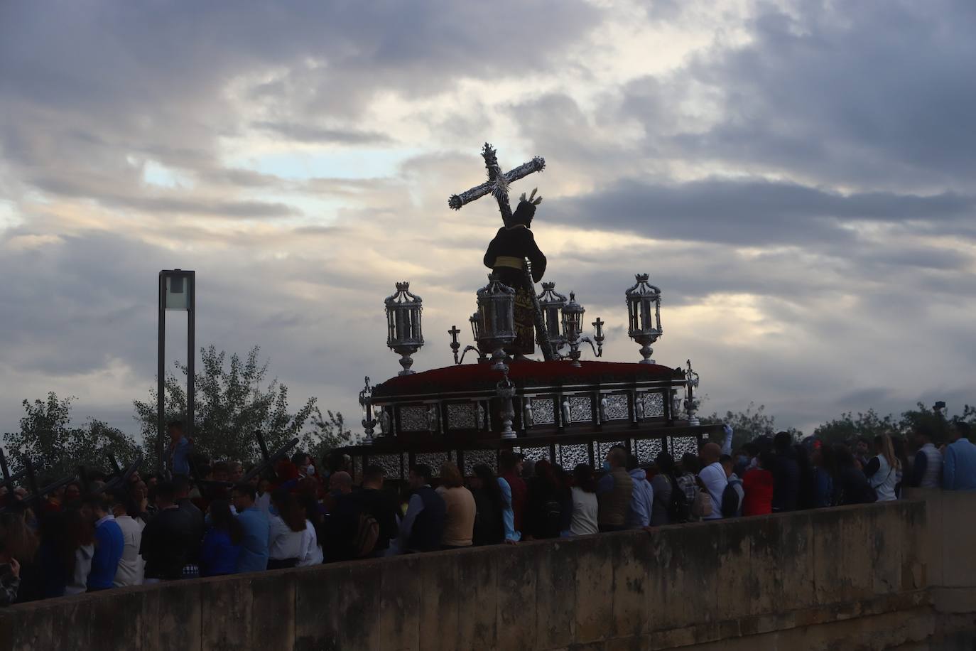 Lunes Santo | El bello desafío en Córdoba de la Vera Cruz a la lluvia, en imágenes