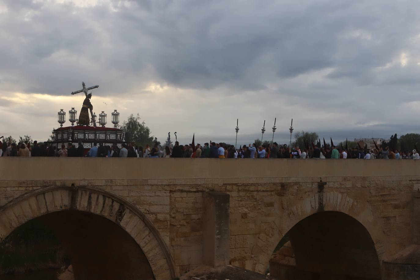 Lunes Santo | El bello desafío en Córdoba de la Vera Cruz a la lluvia, en imágenes