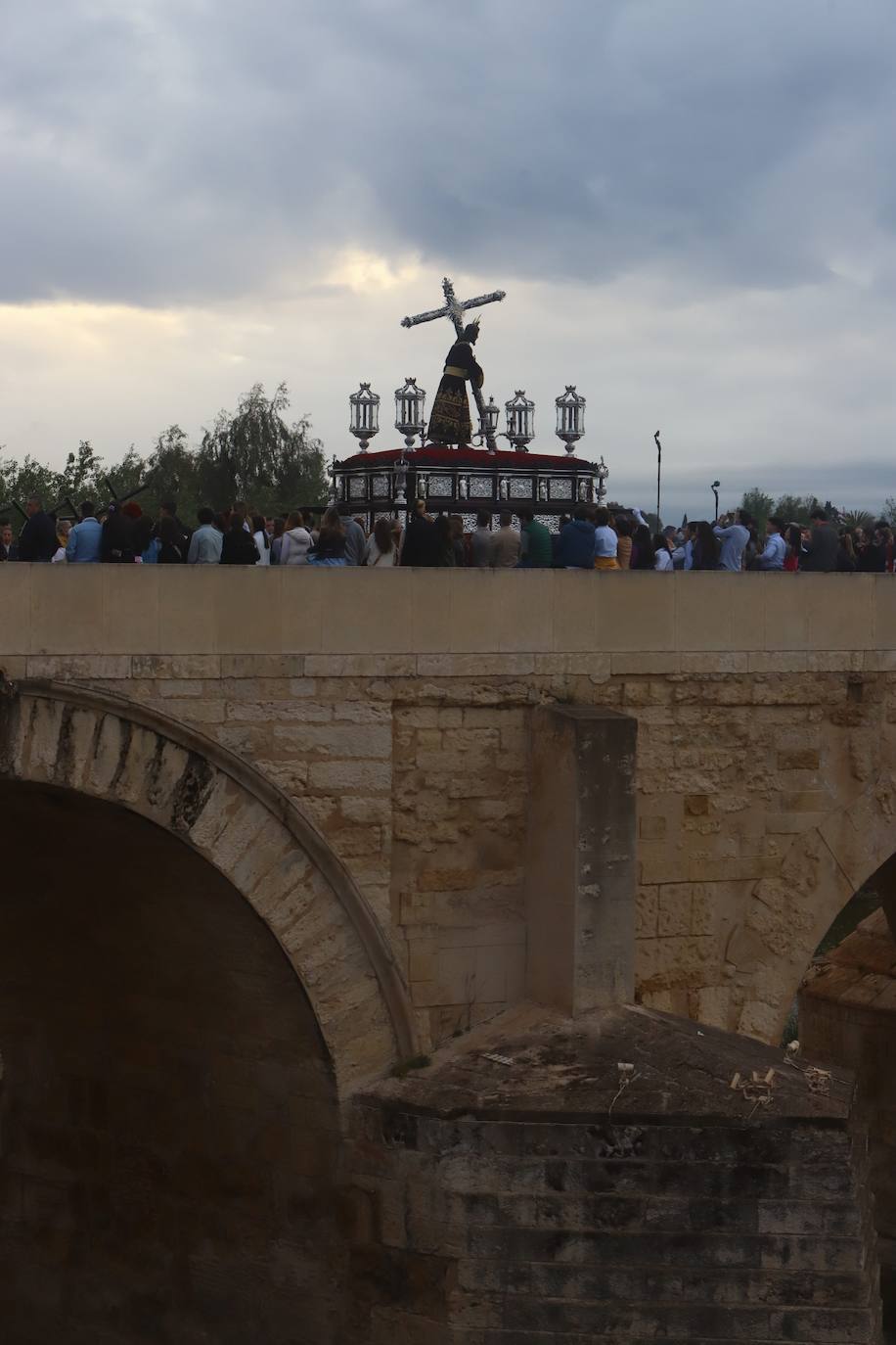 Lunes Santo | El bello desafío en Córdoba de la Vera Cruz a la lluvia, en imágenes