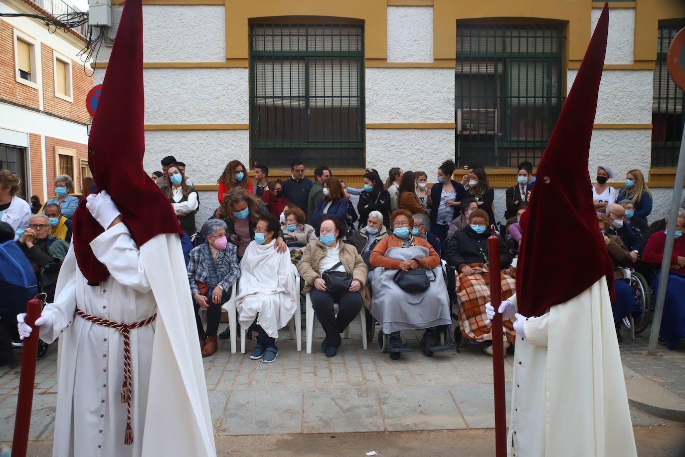 Lunes Santo | El bello desafío en Córdoba de la Vera Cruz a la lluvia, en imágenes