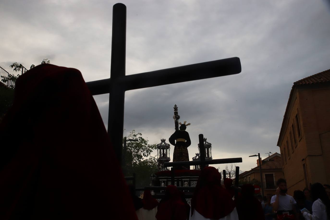 Lunes Santo | El bello desafío en Córdoba de la Vera Cruz a la lluvia, en imágenes