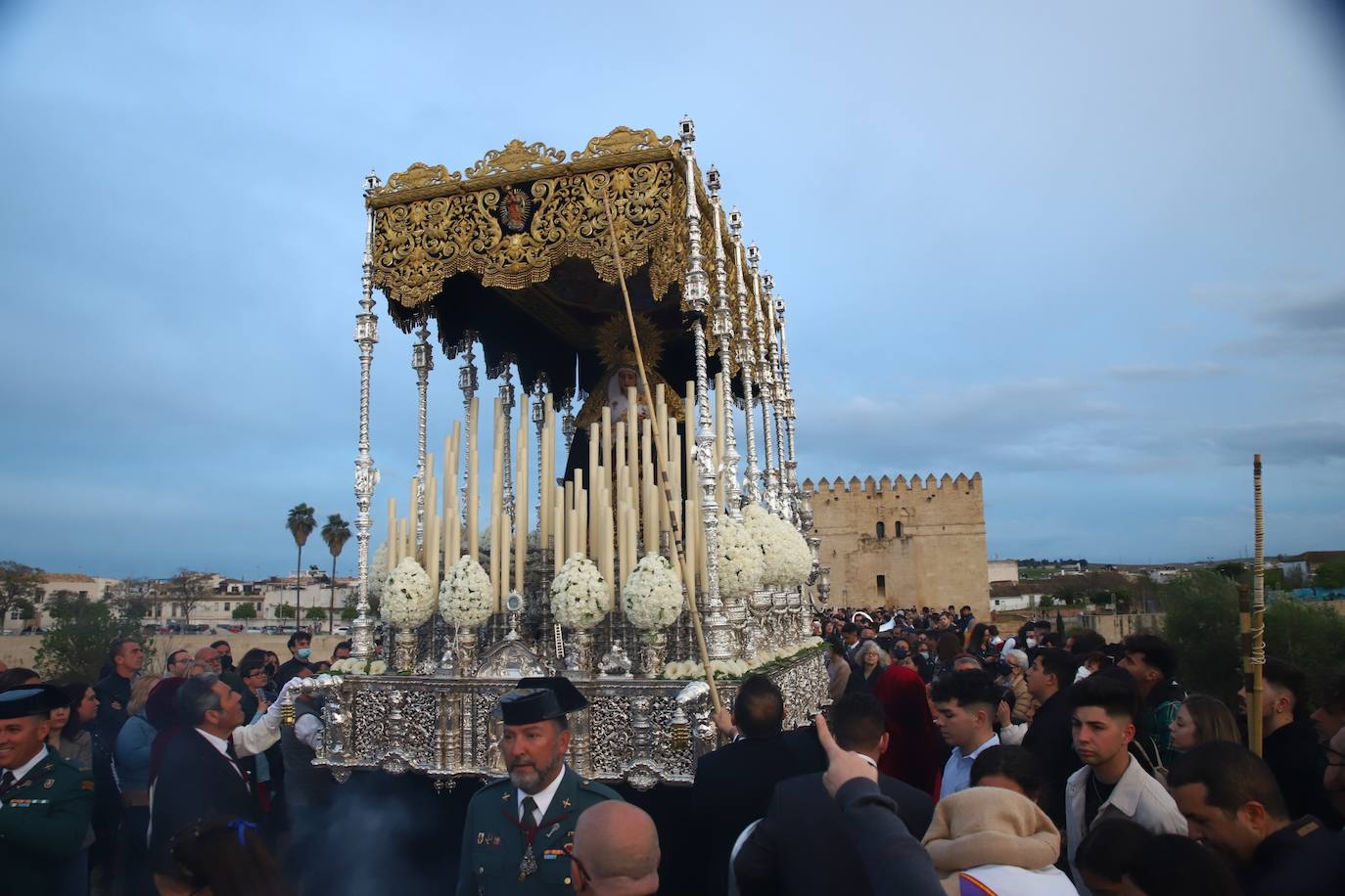 Lunes Santo | El bello desafío en Córdoba de la Vera Cruz a la lluvia, en imágenes