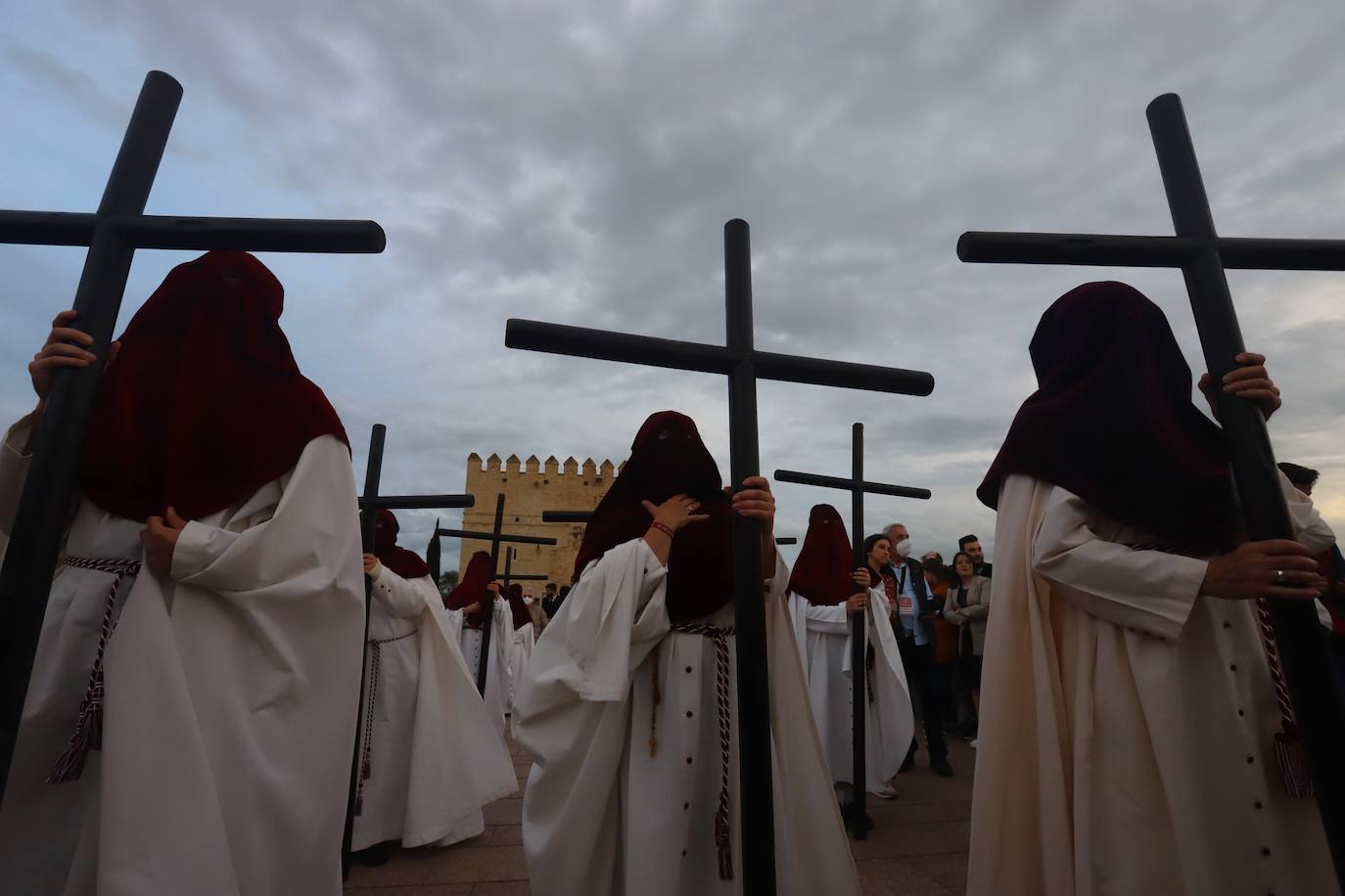 Lunes Santo | El bello desafío en Córdoba de la Vera Cruz a la lluvia, en imágenes